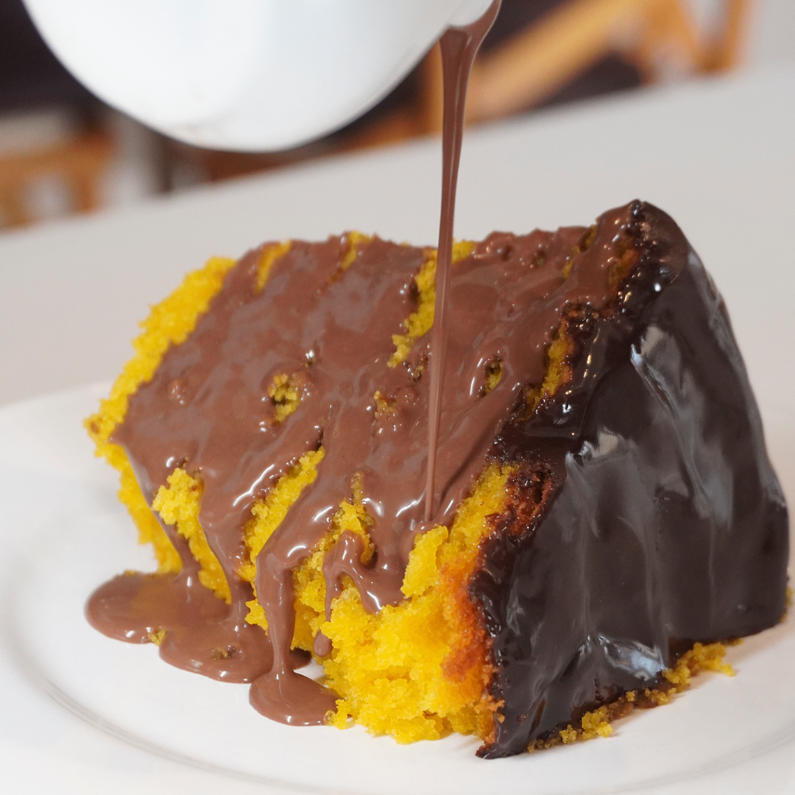 Bolo com calda de chocolate
